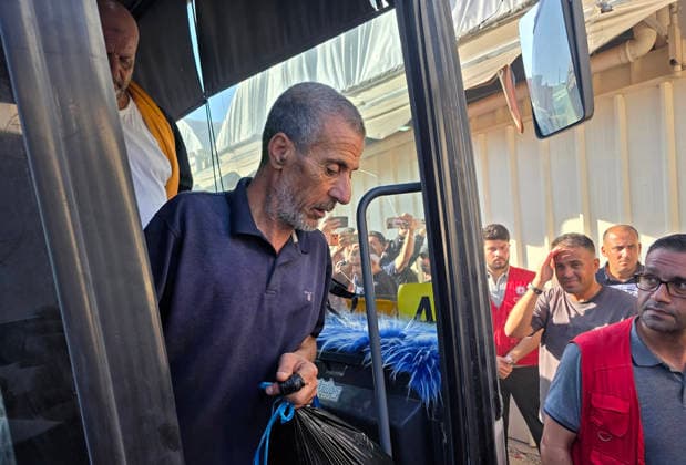Palestinian prisoners released from Israeli jails arrive in Khan Younis Palestinian prisoners released from Israeli jails arrive aboard buses operated by the International Committee of the Red Cross at Nasser Medical Complex in Khan Younis, southern Gaza Strip, on August 10, 2026, after being transferred from the Kerem Shalom crossing. Family members gather to receive them upon their arrival. Photo by Tariq Mohammad APA Images Khan Yunis Gaza Strip Palestinian Territory 090826_Khan_Yunis_TM_02(5) Copyright: xapaimagesxTariqxMohammad xapaimagesx
