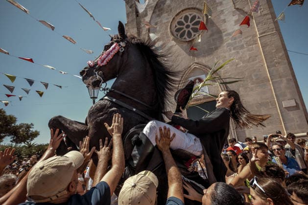 August 9, 2026, Llucmacanes, Menorca Balearic Islands, Spain: A caixer, or horse rider, rears his horse amid a cheering crowd during the traditional Jaleo at the Sant Gaieta Festival in Llucmacanes Llucmacanes Spain - ZUMAo105 20260809_fap_o105_033 Copyright: xMatthiasxOesterlex