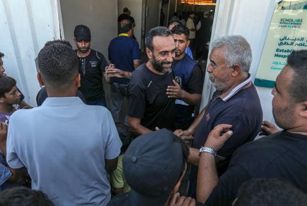 37 released Palestinian prisoners reach Gaza Strip KHAN YUNIS, PALESTINE - AUGUST 09 : Group of 37 Palestinian prisoners released by Israeli forces arrive, via the International Committee of the Red Cross (ICRC) in Khan Yunis, Palestine on August 09, 2026. Abed Rahim Khatib Anadolu Khan Yunis Gaza. Editorial use only. Please get in touch for any other usage.  Copyright: x2026xAnadoluxAbedxRahimxKhatibx