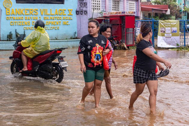 Continuous Rain In San Mateo, Rizal Causes Flooding Residents wade through ankle-deep floodwaters in Barangay Gitnang Bayan I, San Mateo, Rizal, Philippines, on August 9, 2026, as continuous rain from the southwest monsoon, intensified by Typhoon Dolphin, causes flooding in parts of the municipality. The Philippine Atmospheric, Geophysical and Astronomical Services Administration (PAGASA) has placed the entire province of Rizal under an Orange Rainfall Warning, indicating intense rainfall of 15 mm to 30 mm within one hour, expected to continue for the next two hours. San Mateo, Rizal Philippines  Copyright: xMelvinxJamesxUrubiox originalFilename: urubio-rizalpro260809_npuqL.jpg