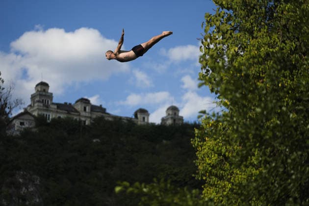 Bentbasa Cliff Diving 2026 in Sarajevo SARAJEVO, BOSNIA AND HERZEGOVINA - AUGUST 9: People jump during the 12th edition of the international Bentbasa Cliff Diving 2026 competition, which is held at Bentbasa, one of the most recognizable locations in Sarajevo, Bosnia and Herzegovina on August 9, 2026. Samir Jordamovic Anadolu Sarajevo Bosnia and Herzegovina. Editorial use only. Please get in touch for any other usage.  Copyright: x2026xAnadoluxSamirxJordamovicx