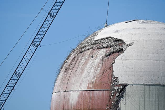 Deutschland, Niedersachsen, Stade, 09.08.2026: Der ehemalige Kernkraftwerk Stade wird abgerissen. Die Betonhülle des Reaktorgebäudes wird abgerochen und der stählerne Druckbehälter liegt frei. Abbruch Kernkraftwerk Stade *** Germany, Lower Saxony, Stade, August 9, 2026 The former Stade Nuclear Power Plant is being demolished. The concrete shell of the reactor building is being torn down, exposing the steel pressure vessel. Demolition of the Stade Nuclear Power Plant
