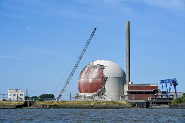 News Bilder des Tages Deutschland, Niedersachsen, Stade, 09.08.2026: Der ehemalige Kernkraftwerk Stade wird abgerissen. Die Betonhülle des Reaktorgebäudes wird abgerochen und der stählerne Druckbehälter liegt frei. Abbruch Kernkraftwerk Stade *** Germany, Lower Saxony, Stade, August 9, 2026 The former Stade Nuclear Power Plant is being demolished. The concrete shell of the reactor building is being torn down, exposing the steel pressure vessel. Demolition of the Stade Nuclear Power Plant