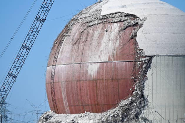 Deutschland, Niedersachsen, Stade, 09.08.2026: Der ehemalige Kernkraftwerk Stade wird abgerissen. Die Betonhülle des Reaktorgebäudes wird abgerochen und der stählerne Druckbehälter liegt frei. Abbruch Kernkraftwerk Stade *** Germany, Lower Saxony, Stade, August 9, 2026 The former Stade Nuclear Power Plant is being demolished. The concrete shell of the reactor building is being torn down, exposing the steel pressure vessel. Demolition of the Stade Nuclear Power Plant