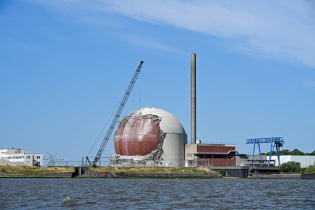 Deutschland, Niedersachsen, Stade, 09.08.2026: Der ehemalige Kernkraftwerk Stade wird abgerissen. Die Betonhülle des Reaktorgebäudes wird abgerochen und der stählerne Druckbehälter liegt frei. Abbruch Kernkraftwerk Stade *** Germany, Lower Saxony, Stade, August 9, 2026 The former Stade Nuclear Power Plant is being demolished. The concrete shell of the reactor building is being torn down, exposing the steel pressure vessel. Demolition of the Stade Nuclear Power Plant