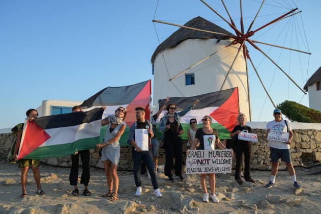 News Bilder des Tages Mykonos Joins Nationwide Day of Action for Palestine Demonstrators hold banners and Palestinian flags in front of the iconic Mykonos windmills during the Nationwide Day of Action for Palestine in Mykonos. Mykonos Greece Copyright: xNicolasxKoutsokostasxNicolasxKoutsokostasx DSC_202608090206