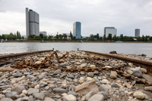 Niedrigwasser am Rhein: Historische Slipanlage am Beueler Rheinufer bei Bonn freigelegt Niedrigwasser am Rhein: Bei einem Pegelstand von 78 cm am Pegel Bonn liegt am Beueler Rheinufer in Höhe der DLRG-Wasserrettungsstation eine historische Boots-Slipanlage mit verrosteten Schienen vollständig frei. Im Hintergrund die Bonner Hochhaus-Skyline, u. a. mit Post Tower, Langer Eugen, Climate Tower und dem Radisson Blu Hotel. Bonn Beuel Nordrhein-Westfalen Deutschland *** Low Water Levels on the Rhine: Historic Boat Slip Uncovered on the Beuel Bank of the Rhine Near Bonn Low Water Levels on the Rhine With the water level at 78 cm at the Bonn gauge, a historic boat slip with rusted rails is now completely exposed on the Beuel bank of the Rhine nea Copyright: xMarcxJohnx