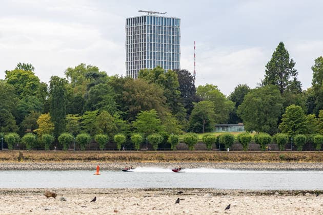 Niedrigwasser am Rhein: Trockenes Flussbett am Beueler Rheinufer in Bonn Niedrigwasser am Rhein: Blick auf das weitgehend trockene Flussbett am Beueler Rheinufer in Bonn bei einem Pegelstand von 78 cm am Pegel Bonn. Buchten un Inseln haben sich mitten im Flußgebiet gebildet. Die anhaltende Trockenheit lässt den Rhein weiter sinken, die Binnenschifffahrt ist stark eingeschränkt. Im Hintergrund das Hochhaus Stadtquartier Neuer Kanzlerplatz. Im Vordergrund Jet Ski Fahrer Bonn Beuel Nordrhein-Westfalen Deutschland *** Low Water on the Rhine: Dry riverbed on the Beuel side of the Rhine in Bonn Low Water on the Rhine: View of the largely dry riverbed on the Beuel side of the Rhine in Bonn at a water level of 78 cm at the Bonn gauge; bays and Copyright: xMarcxJohnx