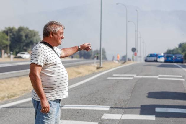 A wildfire in Revenga has been classified as Severity Level 1, forcing the closure of Highway N 603 between Segovia and San Rafael. A local resident watches as firefighters battle the blaze in Revenga on August 9, 2026, in Segovia, Castile and León, Spain. The Regional Ministry of the Environment has classified a wildfire that broke out in Revenga, Segovia, this Sunday as Level 1 on the Potential Severity Index (IGR), forcing the closure of Highway N 603 between the city of Segovia and the town of San Rafael. The fire began at 4:54 p.m. and was subsequently elevated to IGR 1 because the blaze is threatening forested areas covering more than 30 hectares. On the scene are more than twenty firefighting units working to extinguish the blaze, t  Copyright: xNachoxValverdex 7707557