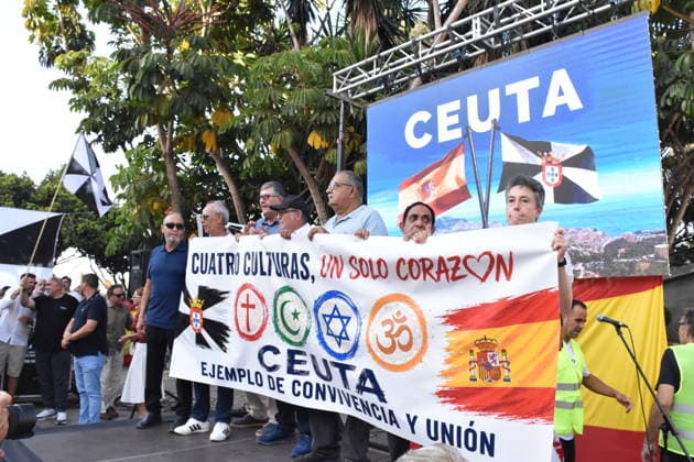 Rally in Ceuta to Demand Answers from Spain and Europe Representatives of the Four Cultures read a manifesto during a rally under the slogan Enough Is Enough—Ceuta Will Not Give Up, in front of the Government Delegation headquarters, on August 9, 2026, in Ceuta, Spain. The rally, organized by religious communities and neighborhood associations, brought together thousands of people this Sunday in Ceuta’s Plaza de la Constitución to demand action in response to the situation created by the mass arrival of migrants on July 30. The organizers estimate attendance at more than 10,000 people, while the National Police put the number at over 5,000. AUGUST 9, 2026 Gabriela Sardá Nún Ceuta, Ceuta, Spain  Copyright: xGabrielaxSardaxNunezx 7707585