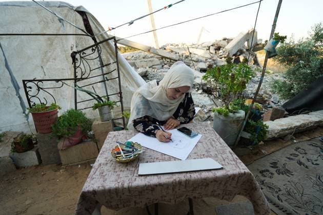 Palestinian Artist Documents Life in Gaza Through Charcoal Drawings GAZA CITY, GAZA STRIP AUGUST 9, 2026: Palestinian artist Nadia Abu Issa creates charcoal drawings depicting the hardships experienced by civilians during the war in Gaza, including shortages of food and water and life under continued displacement and insecurity. Living near an area affected by ongoing military activity, Abu Issa says her artwork aims to document the daily realities faced by Palestinians and preserve their experiences through art. Among her recent works is a portrait of Turkish President Recep Tayyip ErdoÄüan, which she says she created as a gesture of appreciation for Turkey™s support for Palestinians. GAZA CITY Palestine, State of Copyright: x xRamzixAbuxAmerx xJNAxPressx