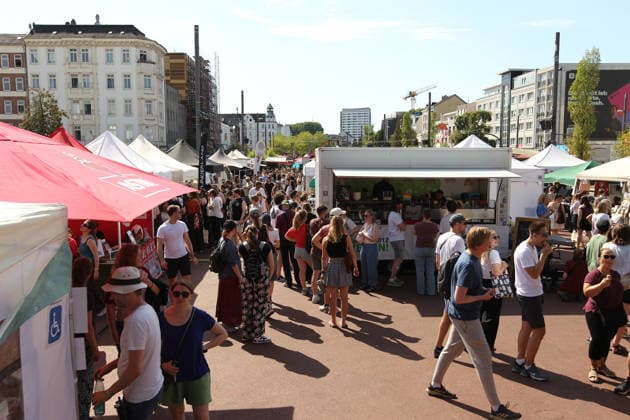 Veganes Straßenfest auf dem Spielbundeplatz auf St. Pauli. Am Samstag und Sonntag strömten Tausende von Besucher bei bestem Wetter zu dem Fest, das erstmalig an zwei Tagen stattfand. Veranstalter war der Verein Animal Rights Watch e.V.. St. Pauli Hamburg *** Vegan Street Festival at Spielbundeplatz in St. Pauli On Saturday and Sunday, thousands of visitors flocked to the festival—which took place over two days for the first time—amid perfect weather. The event was organized by the association Animal Rights Watch e.V. St. Pauli Hamburg.