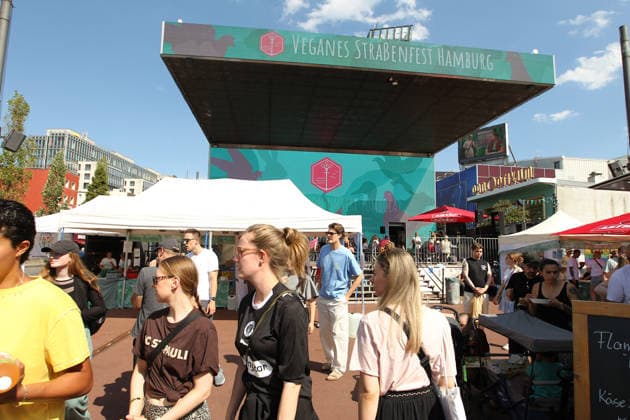 Veganes Straßenfest auf dem Spielbundeplatz auf St. Pauli. Am Samstag und Sonntag strömten Tausende von Besucher bei bestem Wetter zu dem Fest, das erstmalig an zwei Tagen stattfand. Veranstalter war der Verein Animal Rights Watch e.V.. St. Pauli Hamburg *** Vegan Street Festival at Spielbundeplatz in St. Pauli On Saturday and Sunday, thousands of visitors flocked to the festival—which took place over two days for the first time—amid perfect weather. The event was organized by the association Animal Rights Watch e.V. St. Pauli Hamburg.