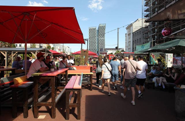Veganes Straßenfest auf dem Spielbundeplatz auf St. Pauli. Am Samstag und Sonntag strömten Tausende von Besucher bei bestem Wetter zu dem Fest, das erstmalig an zwei Tagen stattfand. Veranstalter war der Verein Animal Rights Watch e.V.. St. Pauli Hamburg *** Vegan Street Festival at Spielbundeplatz in St. Pauli On Saturday and Sunday, thousands of visitors flocked to the festival—which took place over two days for the first time—amid perfect weather. The event was organized by the association Animal Rights Watch e.V. St. Pauli Hamburg.