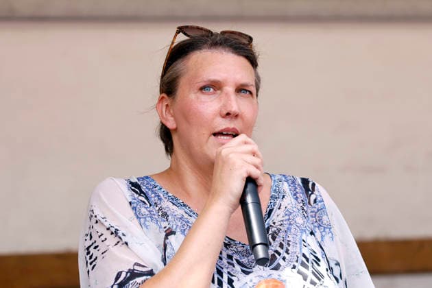 Aktivistin Julia Monro (Verband Queere Vielfalt e. V.) Kölner Queer March unter dem Motto Köln zeigt Solidarität, Köln zeigt Haltung , eine Solidaritäts-Demonstration nach dem islamistischen Anschlag auf den CSD in Berlin. Köln, 09.08.2026 NRW Deutschland *** Activist Julia Monro, Queere Vielfalt e.V., Cologne Queer March under the slogan Cologne Shows Solidarity, Cologne Takes a Stand, a solidarity demonstration following the Islamist attack on the CSD in Berlin. Cologne, August 9, 2026, North Rhine-Westphalia, Germany Copyright: xChristophxHardtx