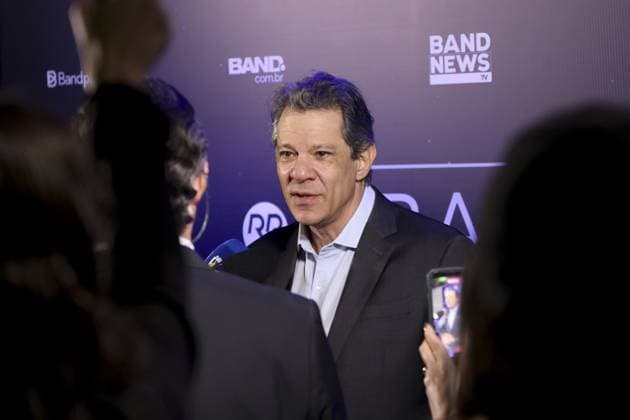 RECORD DATE NOT STATED Fernando Haddad arrives at Band for the first debate for the government of Sao Paulo. Sao Paulo (SP), 09 08 2026 2026 elections debate Band SP government Candidate for governor of Sao Paulo Fernando Haddad (PT) arrives at Band headquarters, alongside his wife Ana Estela Haddad this Sunday (9), to participate in the first debate between candidates for the Palacio dos Bandeirantes. Haddad will face the current governor and candidate for re-election, Tarcisio de Freitas (Republicanos). The debate starts at 8 pm.(Foto: Leco Viana Thenews2 imago images) Fernando Haddad arrives at Band for the first debate for the government of Sao Paulo.  Copyright: xLecoxVianax