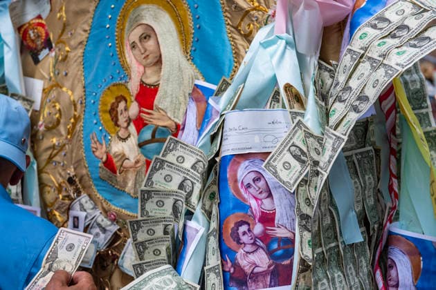 August 9, 2026, Boston, Massachusetts, USA: Patrons collect donations during the Feast of the Madonna Della Cava in the North End of Boston, Massachusetts on August 9, 2026. Boston USA  - ZUMAp158 20260809_aap_p158_001 Copyright: xJosephxPreziosox