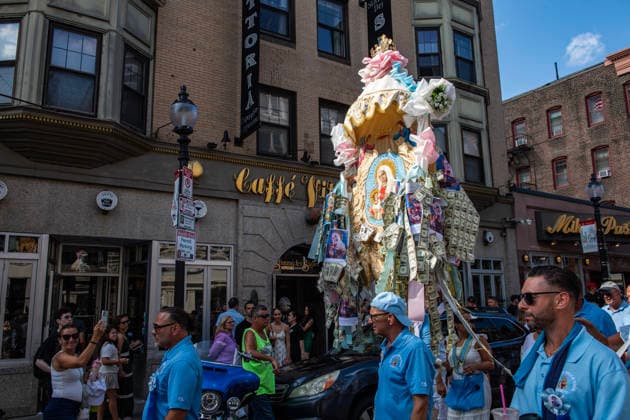 August 9, 2026, Boston, Massachusetts, USA: Patrons carry the image of the Madonna Della Cava during the Feast of the Madonna Della Cava in the North End of Boston, Massachusetts on August 9, 2026. Boston USA  - ZUMAp158 20260809_aap_p158_018 Copyright: xJosephxPreziosox