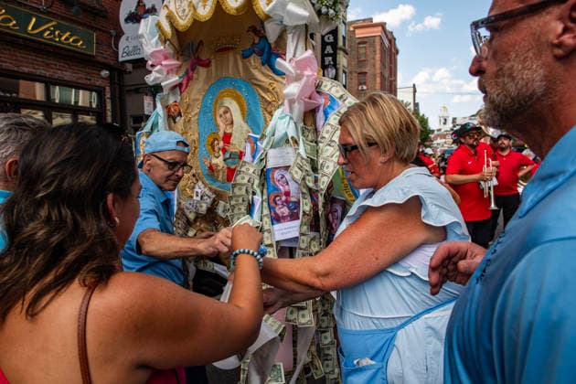 August 9, 2026, Boston, Massachusetts, USA: Patrons collect donations during the Feast of the Madonna Della Cava in the North End of Boston, Massachusetts on August 9, 2026. Boston USA - ZUMAp158 20260809_aap_p158_016 Copyright: xJosephxPreziosox