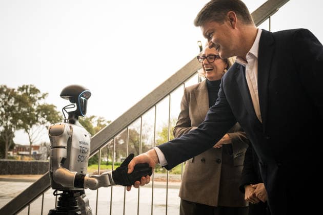 BEN CARROLL PRESSER, Victorian Premier Ben Carroll and Victorian Deputy Premier Gabrielle Williams are greeted by a robot at the opening of the Brimbank Tech School at the Victoria University Sunshine Campus in Melbourne, Monday, August 10, 2026. ( NO ARCHIVING MELBOURNE VICTORIA AUSTRALIA  Copyright: xCHRISTOPHERxHOPKINSx 20260810119551846451