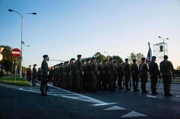 Poland s armed forces rehearse for the national Armed Forces Day parade in Warsaw, Poland - 9 Aug 2026 Polish troops muster before the parade rehearsal. Early in the morning of 9th August, Poland s armed forces, and those of allies stationed in the country, take part in a rehearsal in preparation for a parade on National Armed Forces Day on the 15th August. Soldiers muster as the sun rises over the Vistula River and march past grandstands prepared for dignitaries. The soldiers were followed by mechanised divisions travelling in tanks and a variety of armoured vehicles. Afterwards, Secretary of State in the Ministry of Defence, Pawel Bejda addresses a post-rehearsal press conference, where he is accompanied by the Chief of the General Staff Copyright: xNeilxMiltonx xSOPAxImagesx NSM2026165G0809-L1002345_5000_300dpi