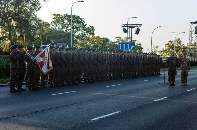 Poland s armed forces rehearse for the national Armed Forces Day parade in Warsaw, Poland - 9 Aug 2026 Chief of the General Staff of the Polish Armed Forces, General Wieslaw Kukula (right) salutes as the parade rehearsal begins. Early in the morning of 9th August, Poland s armed forces, and those of allies stationed in the country, take part in a rehearsal in preparation for a parade on National Armed Forces Day on the 15th August. Soldiers muster as the sun rises over the Vistula River and march past grandstands prepared for dignitaries. The soldiers were followed by mechanised divisions travelling in tanks and a variety of armoured vehicles. Afterwards, Secretary of State in the Ministry of Defence, Pawel Bejda addresses a post-rehearsal Copyright: xNeilxMiltonx xSOPAxImagesx NSM2026165G0809-L1002386_5000_300dpi