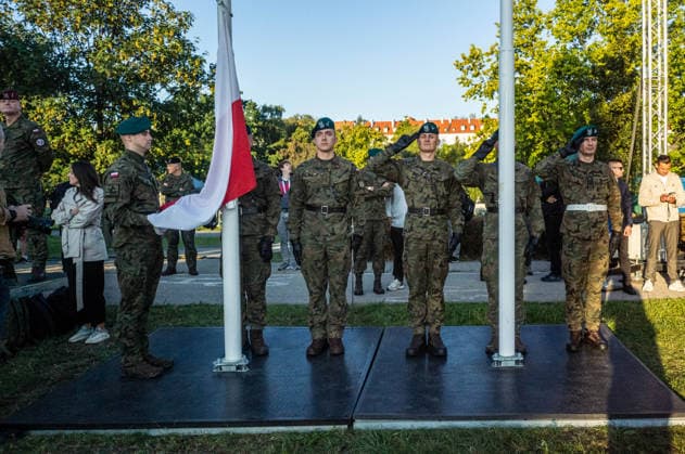 Poland s armed forces rehearse for the national Armed Forces Day parade in Warsaw, Poland - 9 Aug 2026 Members of the Colour Guard salute during the parade rehearsal. Early in the morning of 9th August, Poland s armed forces, and those of allies stationed in the country, take part in a rehearsal in preparation for a parade on National Armed Forces Day on the 15th August. Soldiers muster as the sun rises over the Vistula River and march past grandstands prepared for dignitaries. The soldiers were followed by mechanised divisions travelling in tanks and a variety of armoured vehicles. Afterwards, Secretary of State in the Ministry of Defence, Pawel Bejda addresses a post-rehearsal press conference, where he is accompanied by the Chief of the Copyright: xNeilxMiltonx xSOPAxImagesx NSM2026165G0809-L1002390_5000_300dpi