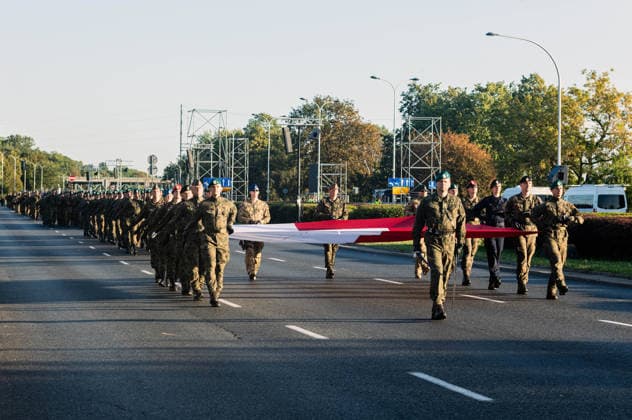 Poland s armed forces rehearse for the national Armed Forces Day parade in Warsaw, Poland - 9 Aug 2026 The parade rehearsal begins, led by the flag of the Republic of Poland. Early in the morning of 9th August, Poland s armed forces, and those of allies stationed in the country, take part in a rehearsal in preparation for a parade on National Armed Forces Day on the 15th August. Soldiers muster as the sun rises over the Vistula River and march past grandstands prepared for dignitaries. The soldiers were followed by mechanised divisions travelling in tanks and a variety of armoured vehicles. Afterwards, Secretary of State in the Ministry of Defence, Pawel Bejda addresses a post-rehearsal press conference, where he is accompanied by the Chief Copyright: xNeilxMiltonx xSOPAxImagesx NSM2026165G0809-L1002461_5000_300dpi
