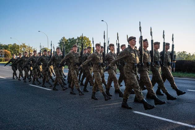 Poland s armed forces rehearse for the national Armed Forces Day parade in Warsaw, Poland - 9 Aug 2026 Polish troops march along the riverside during the parade rehearsal. Early in the morning of 9th August, Poland s armed forces, and those of allies stationed in the country, take part in a rehearsal in preparation for a parade on National Armed Forces Day on the 15th August. Soldiers muster as the sun rises over the Vistula River and march past grandstands prepared for dignitaries. The soldiers were followed by mechanised divisions travelling in tanks and a variety of armoured vehicles. Afterwards, Secretary of State in the Ministry of Defence, Pawel Bejda addresses a post-rehearsal press conference, where he is accompanied by the Chief of Copyright: xNeilxMiltonx xSOPAxImagesx NSM2026165G0809-L1002496_5000_300dpi