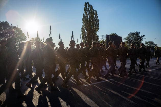 Poland s armed forces rehearse for the national Armed Forces Day parade in Warsaw, Poland - 9 Aug 2026 Polish troops march along the riverside as the sun rises over Warsaw. Early in the morning of 9th August, Poland s armed forces, and those of allies stationed in the country, take part in a rehearsal in preparation for a parade on National Armed Forces Day on the 15th August. Soldiers muster as the sun rises over the Vistula River and march past grandstands prepared for dignitaries. The soldiers were followed by mechanised divisions travelling in tanks and a variety of armoured vehicles. Afterwards, Secretary of State in the Ministry of Defence, Pawel Bejda addresses a post-rehearsal press conference, where he is accompanied by the Chief o Copyright: xNeilxMiltonx xSOPAxImagesx NSM2026165G0809-L1002499_5000_300dpi