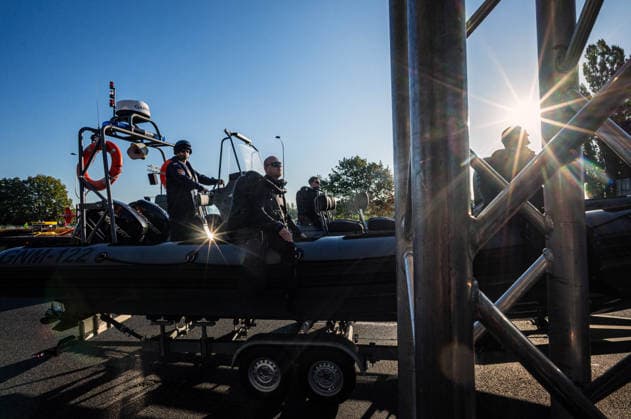 Poland s armed forces rehearse for the national Armed Forces Day parade in Warsaw, Poland - 9 Aug 2026 Navy troops pass in a small boat being pulled during the parade rehearsal. Early in the morning of 9th August, Poland s armed forces, and those of allies stationed in the country, take part in a rehearsal in preparation for a parade on National Armed Forces Day on the 15th August. Soldiers muster as the sun rises over the Vistula River and march past grandstands prepared for dignitaries. The soldiers were followed by mechanised divisions travelling in tanks and a variety of armoured vehicles. Afterwards, Secretary of State in the Ministry of Defence, Pawel Bejda addresses a post-rehearsal press conference, where he is accompanied by the Ch Copyright: xNeilxMiltonx xSOPAxImagesx NSM2026165G0809-L1002664_5000_300dpi