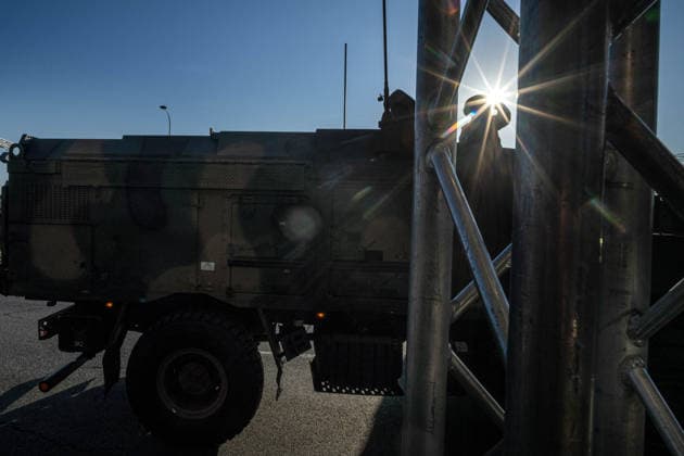 Poland s armed forces rehearse for the national Armed Forces Day parade in Warsaw, Poland - 9 Aug 2026 A soldier atop an armoured vehicle salutes while backlit by the rising sun. Early in the morning of 9th August, Poland s armed forces, and those of allies stationed in the country, take part in a rehearsal in preparation for a parade on National Armed Forces Day on the 15th August. Soldiers muster as the sun rises over the Vistula River and march past grandstands prepared for dignitaries. The soldiers were followed by mechanised divisions travelling in tanks and a variety of armoured vehicles. Afterwards, Secretary of State in the Ministry of Defence, Pawel Bejda addresses a post-rehearsal press conference, where he is accompanied by the C Copyright: xNeilxMiltonx xSOPAxImagesx NSM2026165G0809-L1002703_5000_300dpi