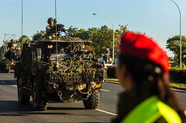 Poland s armed forces rehearse for the national Armed Forces Day parade in Warsaw, Poland - 9 Aug 2026 An armoured vehicle passes during the parade rehearsal as a member of the Polish Military Police looks on. Early in the morning of 9th August, Poland s armed forces, and those of allies stationed in the country, take part in a rehearsal in preparation for a parade on National Armed Forces Day on the 15th August. Soldiers muster as the sun rises over the Vistula River and march past grandstands prepared for dignitaries. The soldiers were followed by mechanised divisions travelling in tanks and a variety of armoured vehicles. Afterwards, Secretary of State in the Ministry of Defence, Pawel Bejda addresses a post-rehearsal press conference, w Copyright: xNeilxMiltonx xSOPAxImagesx NSM2026165G0809-L1002758_5000_300dpi