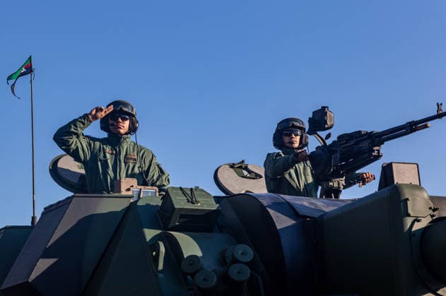 Poland s armed forces rehearse for the national Armed Forces Day parade in Warsaw, Poland - 9 Aug 2026 A soldier atop an armoured vehicle salutes during the parade rehearsal. Early in the morning of 9th August, Poland s armed forces, and those of allies stationed in the country, take part in a rehearsal in preparation for a parade on National Armed Forces Day on the 15th August. Soldiers muster as the sun rises over the Vistula River and march past grandstands prepared for dignitaries. The soldiers were followed by mechanised divisions travelling in tanks and a variety of armoured vehicles. Afterwards, Secretary of State in the Ministry of Defence, Pawel Bejda addresses a post-rehearsal press conference, where he is accompanied by the Chief Copyright: xNeilxMiltonx xSOPAxImagesx NSM2026165G0809-L1002806_5000_300dpi