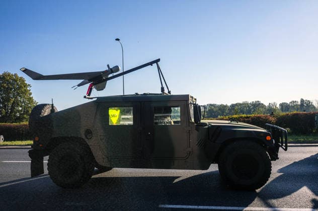 Poland s armed forces rehearse for the national Armed Forces Day parade in Warsaw, Poland - 9 Aug 2026 An unmanned aerial vehicle is carried on an armoured truck during the parade rehearsal. Early in the morning of 9th August, Poland s armed forces, and those of allies stationed in the country, take part in a rehearsal in preparation for a parade on National Armed Forces Day on the 15th August. Soldiers muster as the sun rises over the Vistula River and march past grandstands prepared for dignitaries. The soldiers were followed by mechanised divisions travelling in tanks and a variety of armoured vehicles. Afterwards, Secretary of State in the Ministry of Defence, Pawel Bejda addresses a post-rehearsal press conference, where he is accompan Copyright: xNeilxMiltonx xSOPAxImagesx NSM2026165G0809-L1002812_5000_300dpi
