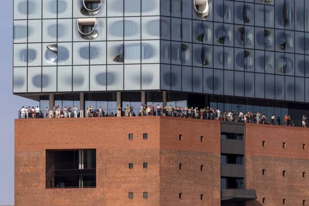 Touristenattraktion, Detailansicht, Touristen auf der Aussichtsplattform Plaza, Elbphilharmonie in der Hafencity im Hafen von Hamburg, Deutschland Tourist attraction, detailed view, tourists on the Plaza observation deck, Elbe Philharmonic Hall in Hafencity in the port of Hamburg, Germany Copyright: imageBROKER ChristopherxTamcke iblcrt18711531.jpg