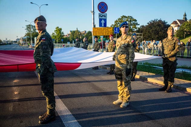 August 9, 2026, Warsaw, Mazovia, Poland: Soldiers hold the Polish flag before the beginning of the parade rehearsal. Early in the morning of 9th August, Poland s armed forces, and those of allies stationed in the country, take part in a rehearsal in preparation for a parade on National Armed Forces Day on the 15th August. Soldiers muster as the sun rises over the Vistula River and march past grandstands prepared for dignitaries. The soldiers were followed by mechanised divisions travelling in tanks and a variety of armoured vehicles. Afterwards, Secretary of State in the Ministry of Defence, Pawel Bejda addresses a post-rehearsal press conference, where he is accompanied by the Chief of the General Staff of the Polish Armed Forces, General - ZUMAs197 20260809_aaa_s197_078 Copyright: xNeilxMiltonx