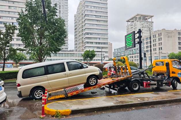 SHANGHAI, CHINA - AUGUST 09: Vehicles break down on waterlogged roads as Typhoon Dolphin brings heavy rainfall on August 9, 2026 in Shanghai, China. The city experienced strong winds and rain due to the impact of the typhoon.  Copyright: xVCGx 111659005873