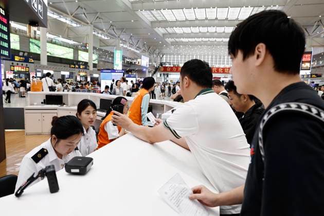 SHANGHAI, CHINA - AUGUST 09: A staff member answers passengers travel inquiries at the waiting hall of Shanghai Hongqiao Railway Station on August 9, 2026 in Shanghai, China. Yangtze River Delta railways have temporarily suspended services on sections of multiple high-speed lines including Shanghai-Kunming, Hangzhou-Wenzhou and Hangzhou-Taizhou from August 9 to 10 due to Typhoon Dolphin.  Copyright: xChinaxNewsxServicex 111658974854