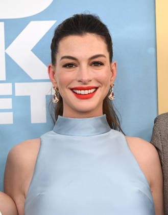 ˜The End of Oak Street™ World Premiere Anne Hathaway arriving to The End of Oak Street world premiere held at the Steven J. Ross Theater on August 8, 2026 in Burbank, CA. Burbank Steven J. Ross Theater California USA Copyright: xLISAxOConnorx xAFF-USA.comx