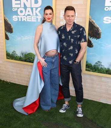 World Premiere of Warner Bros. The End Of Oak Street in Los Angeles World Premiere of Warner Bros. The End Of Oak Street at Warner Bros Studios in Burbank, California on 8 9 26. 09 Aug 2026 Pictured: Anne Hathaway, Ewan McGregor.  Copyright: xThexMegaxAgencyxRiverx xMEGAx