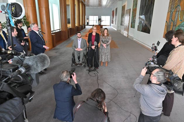 LARISSA WATERS GREENS PRESSER, Greens Senator Jordon Steele-John, Greens Leader Larissa Waters and Greens Senator Sarah Hanson-Young at a press conference at Parliament House in Canberra, Monday, August 10, 2026. ( NO ARCHIVING CANBERRA AUSTRALIAN CAPITAL TERRITORY AUSTRALIA  Copyright: xMICKxTSIKASx 20260810128575720824