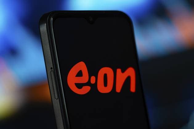 Essen, Deutschland — 7. Juli 2026: Das E.ON Logo ist auf einem Smartphone zu sehen Essen, Germany- 7 July 2026: E.ON logo is seen on a smartphone Copyright: imageBROKER MojahidxMottakin iblmmo18707737.jpg