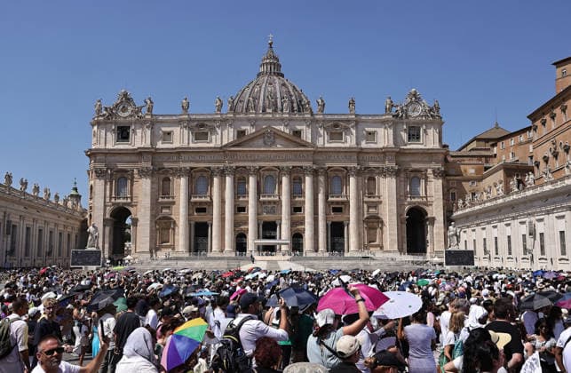 August 9, 2026. Vatican City - POPE LEO XIV delivers Angels prayer from the window of the apostolic building in St. Peter s Square at the Vatican. EvandroInetti_via ZUMA Wire Vatican City State - ZUMAi15_ 20260809_zaf_i15_001 Copyright: xEvandroxInettix
