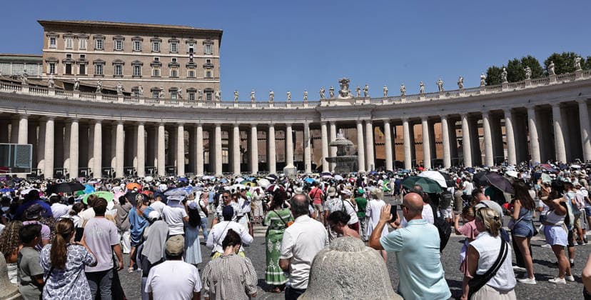 August 9, 2026. Vatican City - POPE LEO XIV delivers Angels prayer from the window of the apostolic building in St. Peter s Square at the Vatican. EvandroInetti_via ZUMA Wire Vatican City State  - ZUMAi15_ 20260809_zaf_i15_008 Copyright: xEvandroxInettix