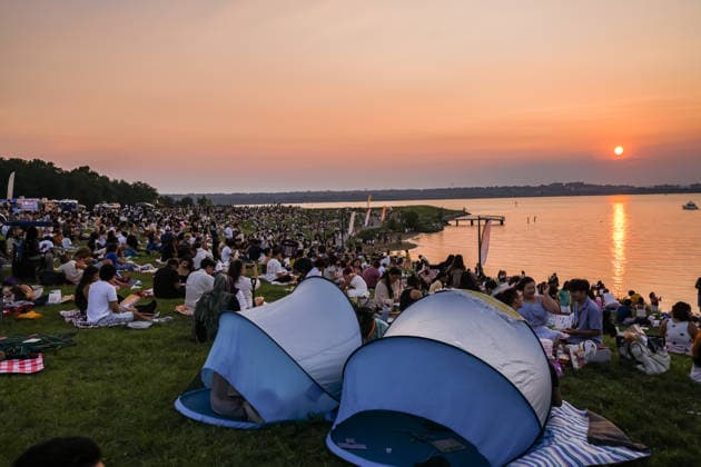 Water Lantern Festival lights up Maryland’s National Harbor in U.S. NATIONAL HARBOR, MARYLAND, UNITED STATES - AUGUST 9: People attend the Washington D.C. Water Lantern Festival at National Harbor SouthPointe in Maryland, United States, on August 9, 2026. Participants release lanterns bearing messages of memories and wishes onto the water along the Potomac River. Hasan Akbas Anadolu National harbor United States. Editorial use only. Please get in touch for any other usage.  Copyright: x2026xAnadoluxHasanxAkbasx