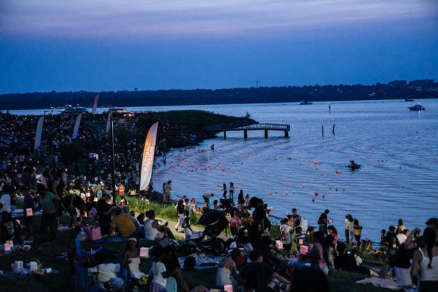 Water Lantern Festival lights up Maryland’s National Harbor in U.S. NATIONAL HARBOR, MARYLAND, UNITED STATES - AUGUST 9: People attend the Washington D.C. Water Lantern Festival at National Harbor SouthPointe in Maryland, United States, on August 9, 2026. Participants release lanterns bearing messages of memories and wishes onto the water along the Potomac River. Hasan Akbas Anadolu National harbor United States. Editorial use only. Please get in touch for any other usage.  Copyright: x2026xAnadoluxHasanxAkbasx
