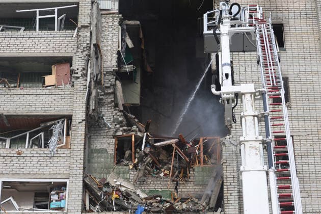 Russian Missile Strikes Apartment Block - Kharkiv State Emergency Service workers stand in the bucket of a turntable ladder as they extinguish a fire caused by a Russian S8000 Banderol cruise missile strike on a 10-storey apartment block in the Saltivskyi district of Kharkiv, Ukraine, August 9, 2026. As a result of the terrorist attack, the seventh to tenth floors were destroyed. At present, three people are confirmed dead and 37 others injured. Photo by Viacheslav Madiievskyi Ukrinform ABACAPRESS.COM Kharkiv Ukraine  Copyright: xMadiyevskyyxVyacheslav Ukrinformx