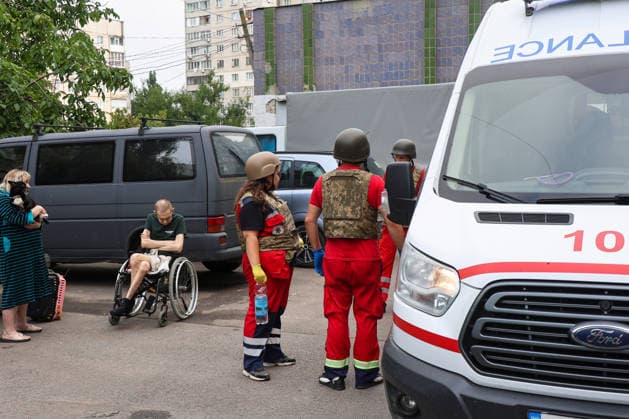 Russian Missile Strikes Apartment Block - Kharkiv Paramedics stand guard outside a 10-storey apartment block in the Saltivskyi district hit by a Russian S8000 Banderol cruise missile, Kharkiv, Ukraine, August 9, 2026. As a result of the terrorist attack, the seventh to tenth floors were destroyed. At present, three people are confirmed dead and 37 others injured. Photo by Viacheslav Madiievskyi Ukrinform ABACAPRESS.COM Kharkiv Ukraine  Copyright: xMadiyevskyyxVyacheslav Ukrinformx