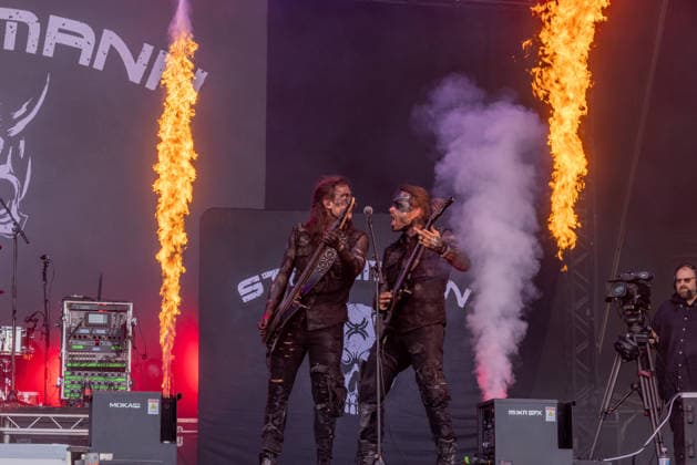 M era Luna 2026: Gothic-Fans feiern bei Sonnenschein in Hildesheim Auf dem Hildesheimer Flugplatz-Gelände das M era Luna-Festival 2026 gestartet eines der bedeutendsten Treffen der Gothic-Szene in Europa. Passend zum Anlass zeigten sich die Besucher in dunkler, aufwendiger Kleidung, während über dem Gelände strahlend blauer Himmel und Sonnenschein herrschten. Laut Veranstalterangaben ist das Festival mit rund 25.000 Teilnehmern komplett ausverkauft. Die Stimmung war friedlich und ausgelassen, trotz Temperaturen am Sonntag von über 32 Grad in der Sonne. Bis Sonntagabend trafen mehr als 40 Bands und Solokünstler aus den Bereichen Mittelalter-Rock, Alternative, Gothic und Electro auf. Auch in diesem Jahr warteten die Veranstalt